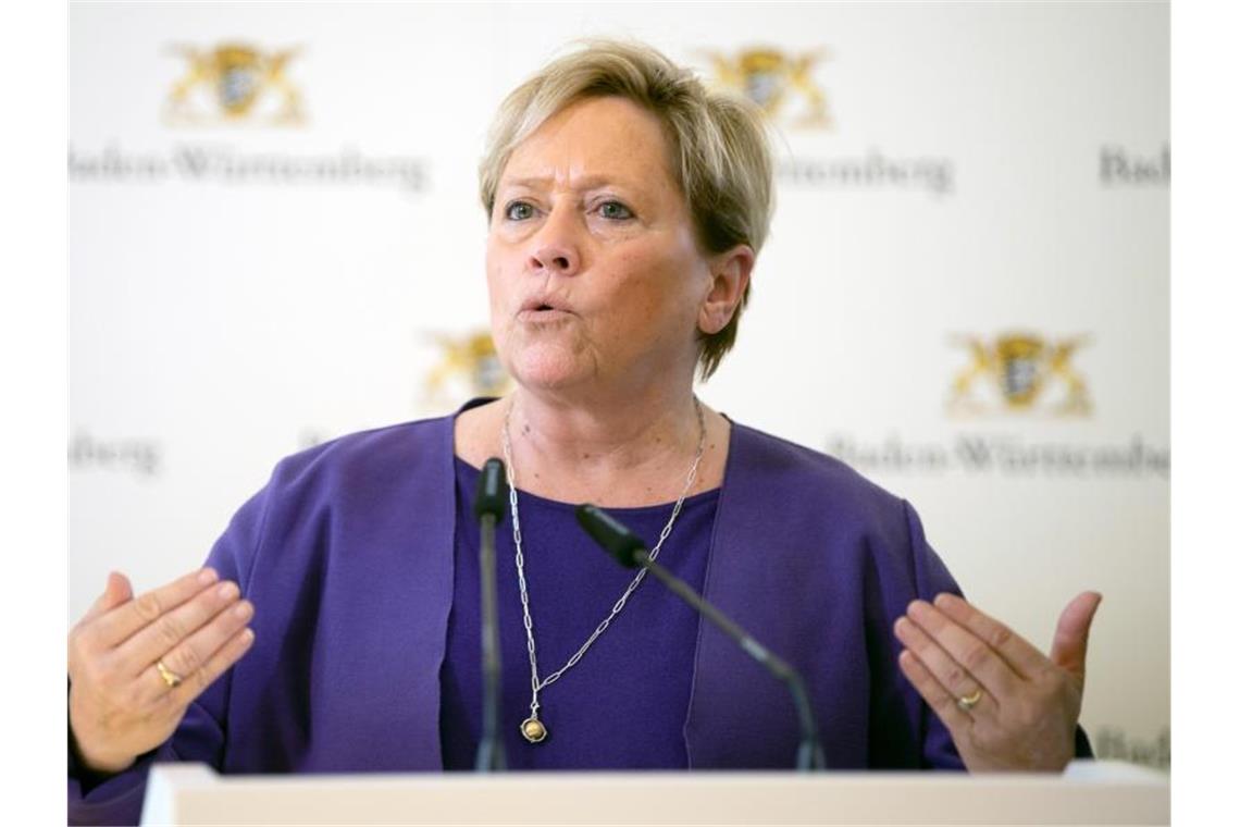 Eisenmann: „Verhindern, dass Kinder in ein Loch fallen“ Susanne Eisenmann (CDU), Ministerin für Kultus, Jugend und Sport von Baden-Württemberg, spricht bei einer Pressekonferenz. Foto: Sebastian Gollnow/dpa