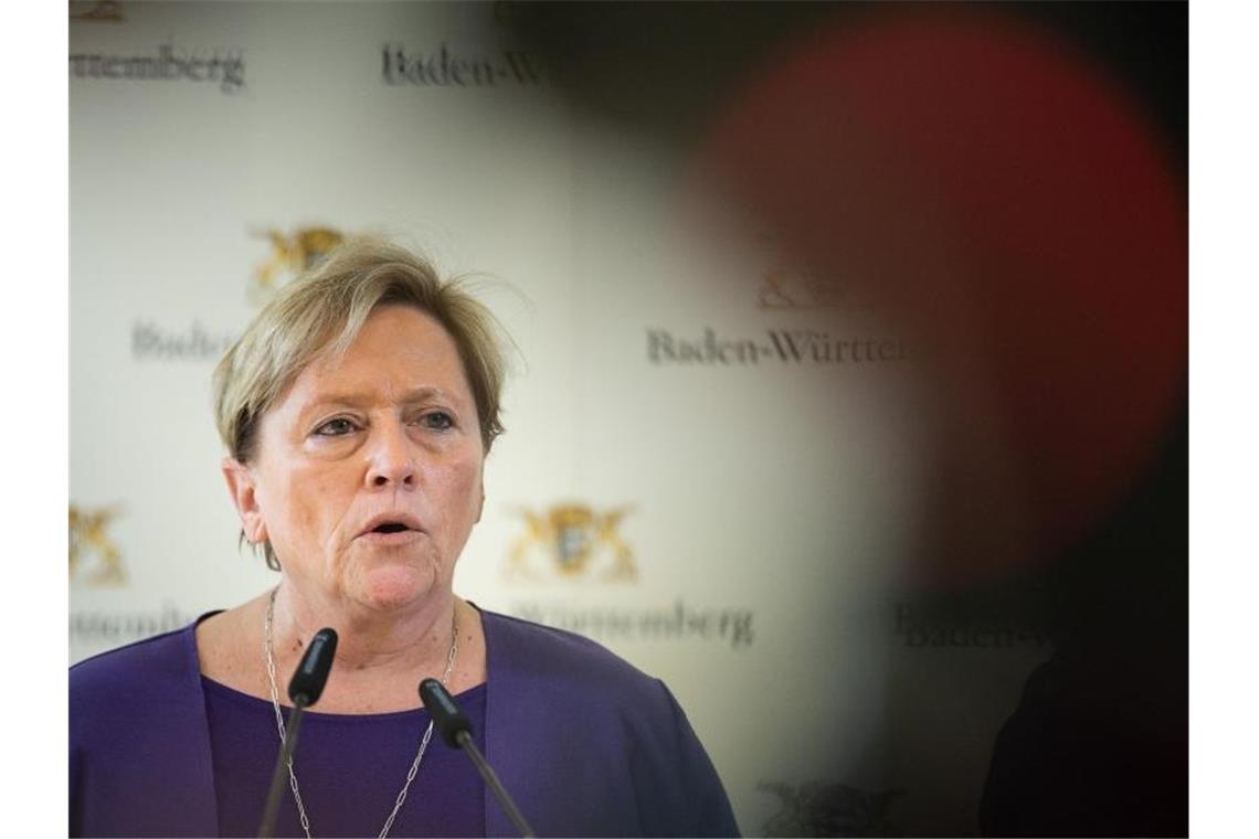 Finanzielle Unterstützung für Sportstätten Susanne Eisenmann (CDU), Ministerin für Kultus, Jugend und Sport von Baden-Württemberg, spricht während einer Pressekonferenz. Foto: Sebastian Gollnow/dpa/Archivbild