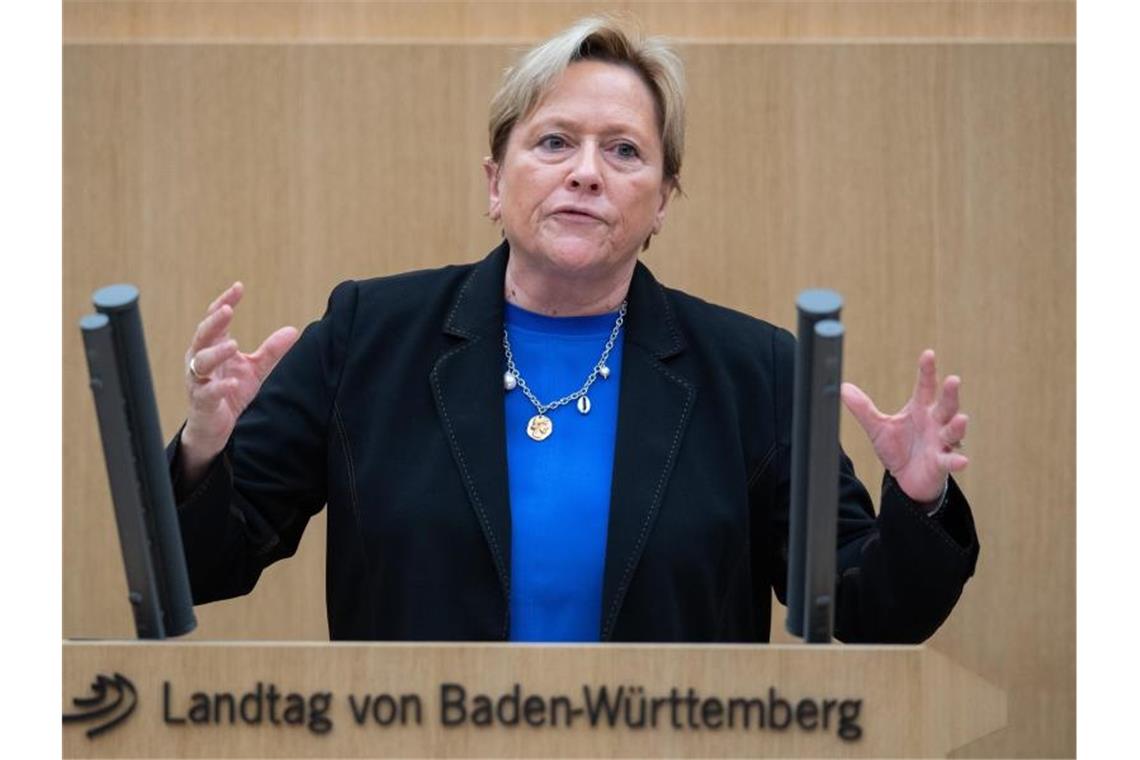 Kultusministerin verteidigt Bildungsetat: „Es geht voran“ Susanne Eisenmann (CDU), Ministerin für Kultus von Baden-Württemberg, spricht im Landtag. Foto: Tom Weller/dpa