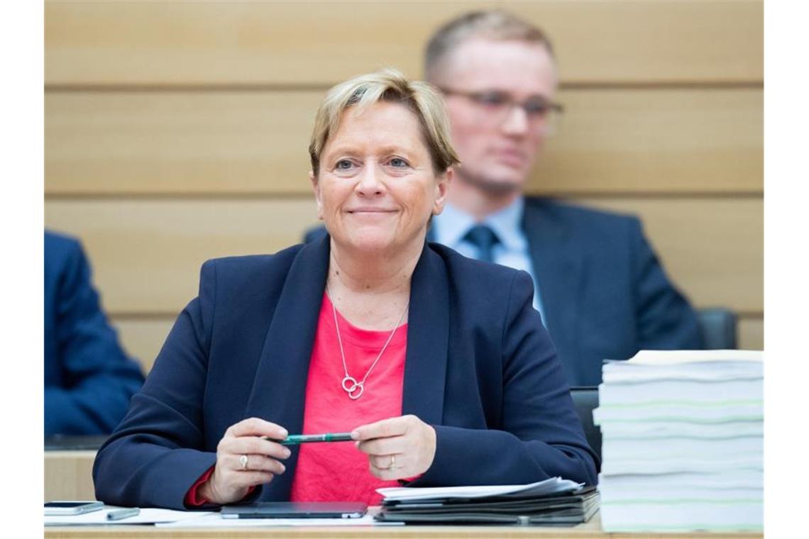 Susanne Eisenmann (CDU) nimmt an der 102. Sitzung im Landtag teil. Foto: Tom Weller/dpa/Archivbild