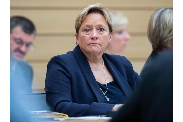 Susanne Eisenmann (CDU) nimmt an einer Sitzung im Stuttgarter Landtag teil. Foto: Tom Weller/dpa/Archivbild