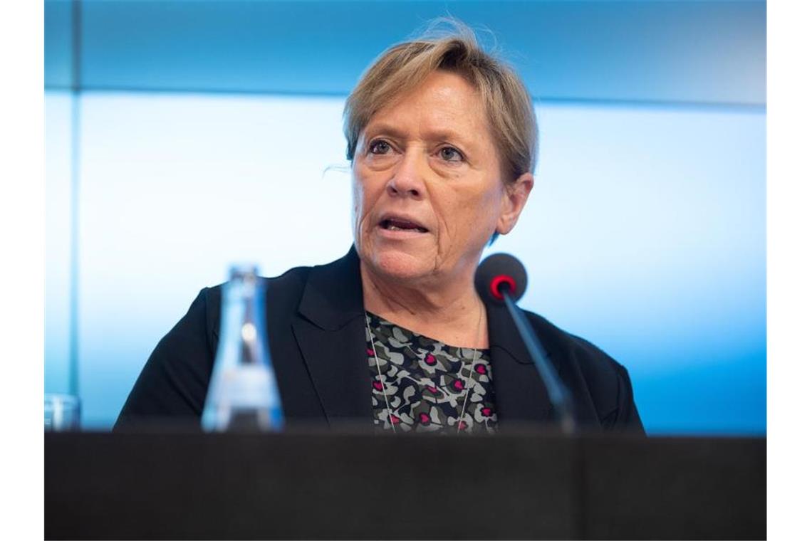 Zwei kostenlose Corona-Schnelltests für Personal in Schulen Susanne Eisenmann (CDU) spricht auf einer Pressekonferenz. Foto: Sebastian Gollnow/dpa/Archivbild