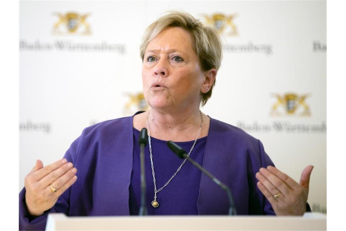Susanne Eisenmann (CDU) spricht auf einer Pressekonferenz. Foto: Sebastian Gollnow/dpa