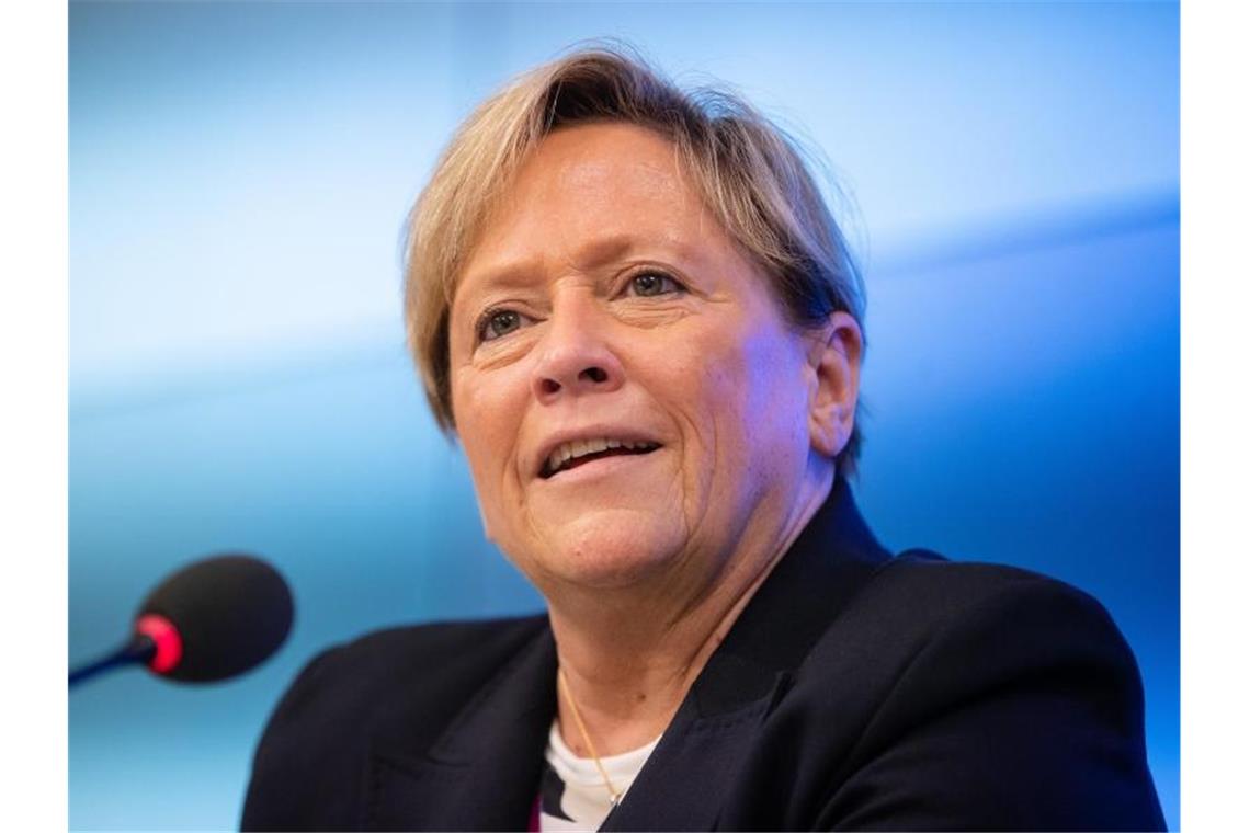 Kultusministerin schaut digitalem Unterricht zu Susanne Eisenmann (CDU) spricht bei einer Pressekonferenz. Foto: Christoph Schmidt/dpa/Archivbild