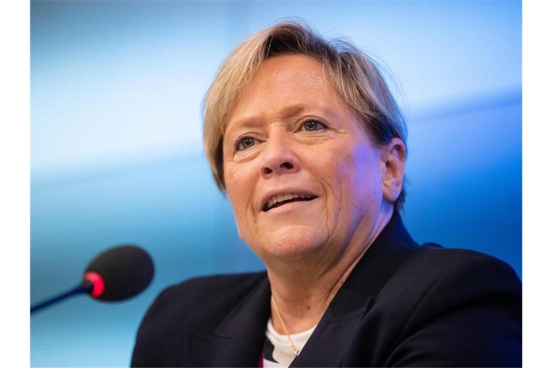 Susanne Eisenmann (CDU) spricht. Foto: Christoph Schmidt/dpa/Archivbild