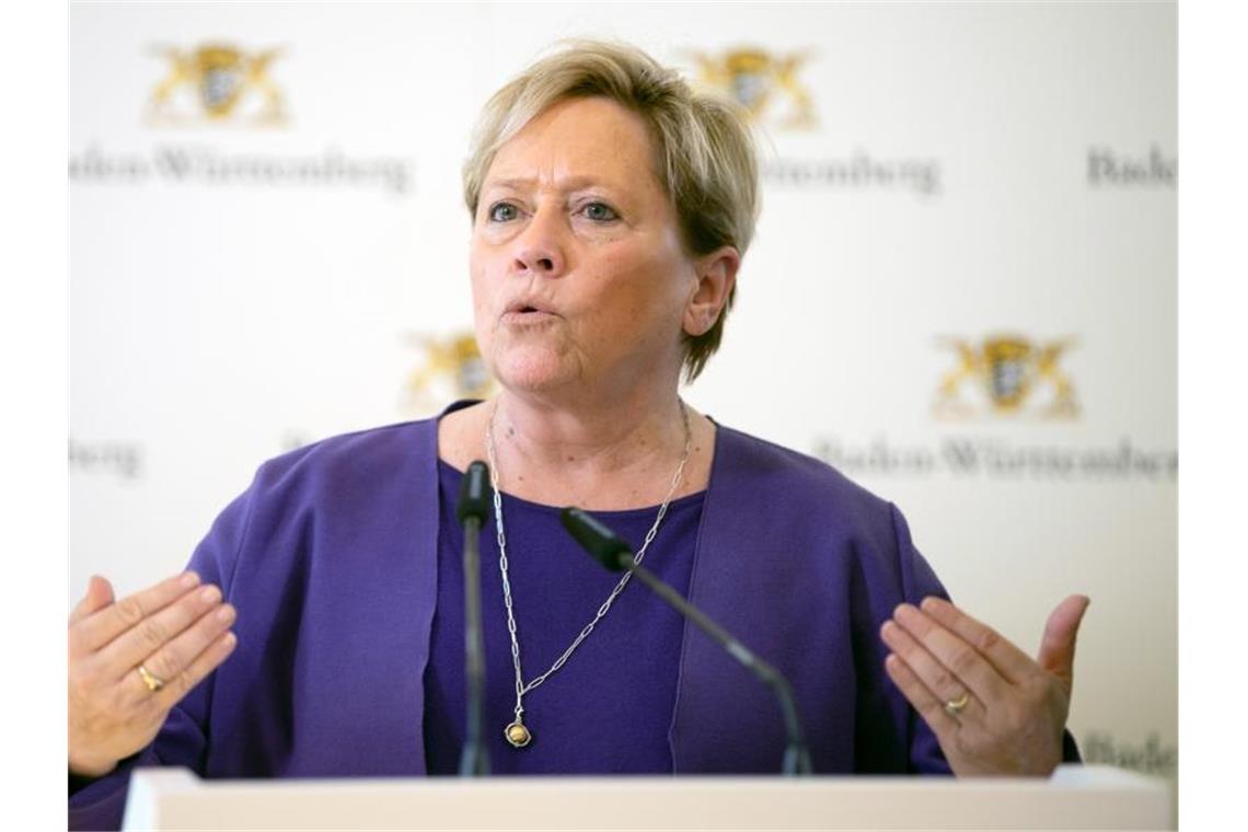 Susanne Eisenmann (CDU) spricht während einer Pressekonferenz. Foto: Sebastian Gollnow/dpa/Archivbild