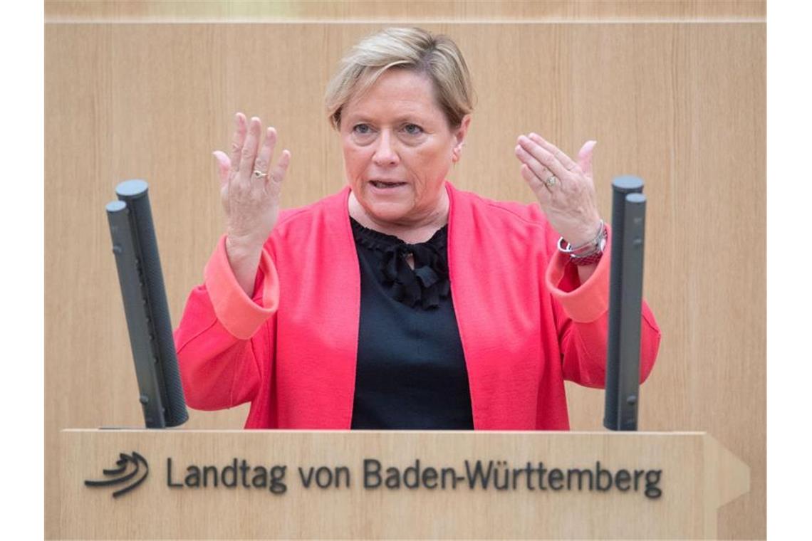 Eisenmann will Kitas bis Ende Juni vollständig öffnen Susanne Eisenmann (CDU) spricht während einer Plenarsitzung im Landtag von Baden-Württemberg. Foto: Marijan Murat/dpa/Archivbild