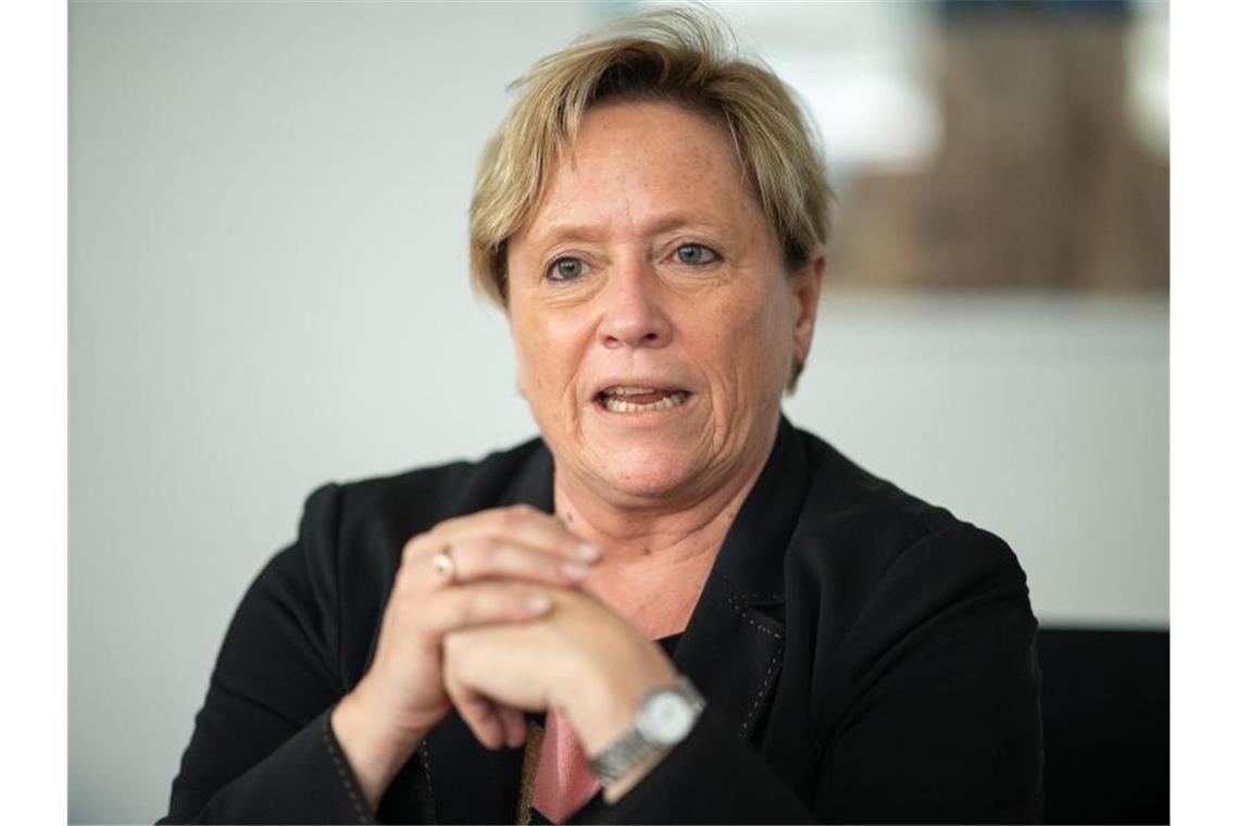Susanne Eisenmann (CDU) spricht während eines Interviews. Foto: Sebastian Gollnow/dpa/Archivbild