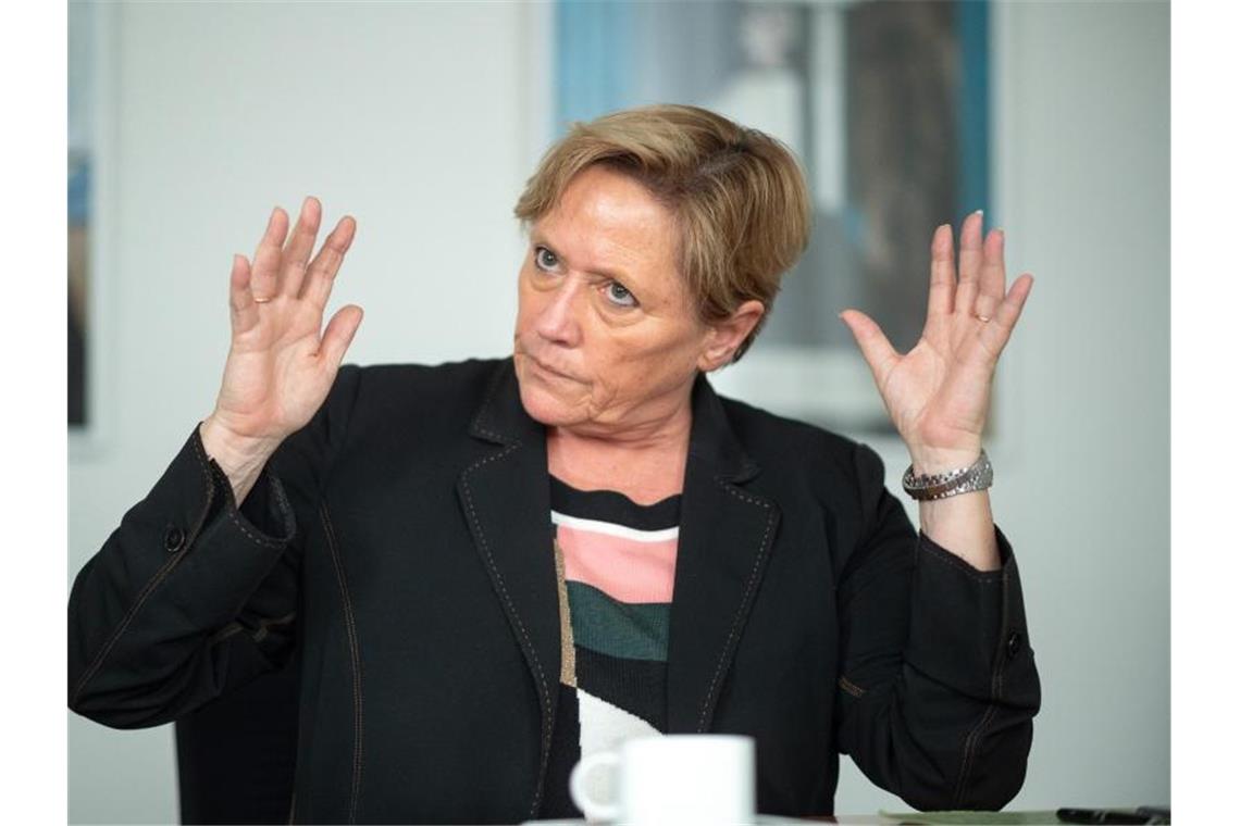 Susanne Eisenmann (CDU) spricht während eines Interviews. Foto: Sebastian Gollnow/dpa/Archivbild