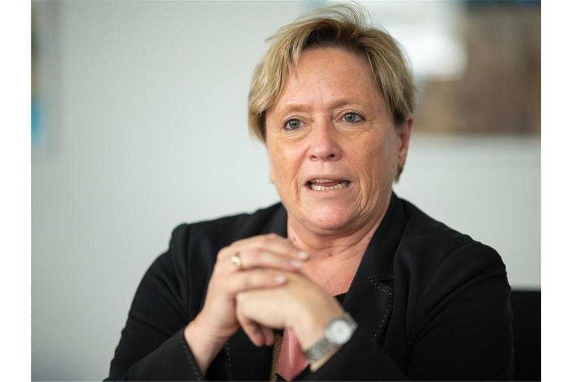 Auch Kultusministerium ist gegen kürzere Ferien Susanne Eisenmann (CDU) spricht während eines Interviews. Foto: Sebastian Gollnow/dpa/Archivbild