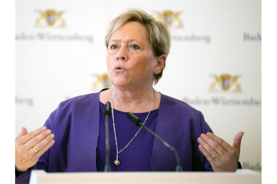 Susanne Eisenmann, Kultusministerin von Baden-Württemberg, spricht während einer Pressekonferenz. Foto: Sebastian Gollnow/dpa/Archivbild