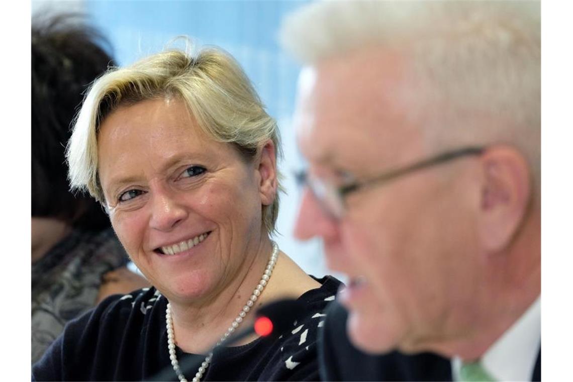 Susanne Eisenmann (l, CDU) blickt bei einer Pressekonferenz zu Ministerpräsident Winfried Kretschmann (r, Bündnis 90/Die Grünen). Foto: Bernd Weissbrod/dpa/Archivbild