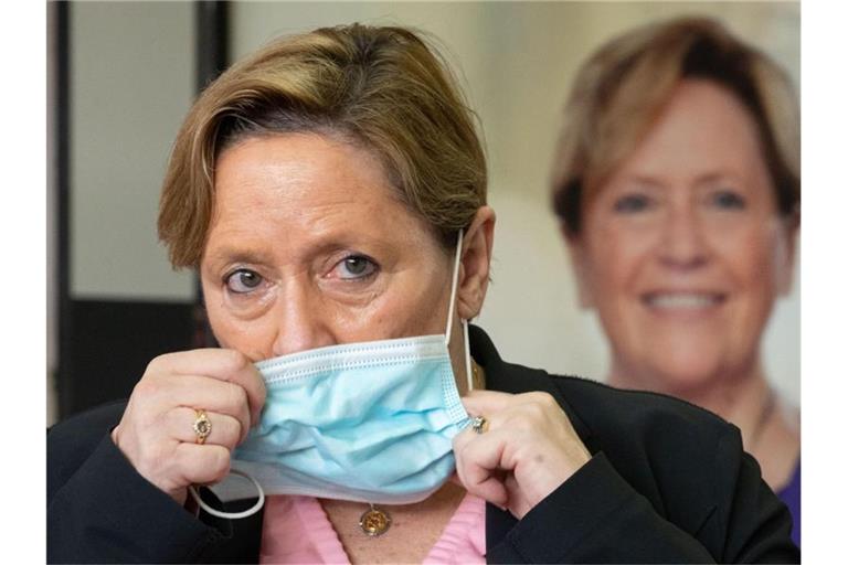 Susanne Eisenmann, Spitzenkandidatin der baden-württembergischen CDU für die kommende Landtagswahl, setzt ihren Mundschutz. Foto: Marijan Murat/dpa/Archivbild
