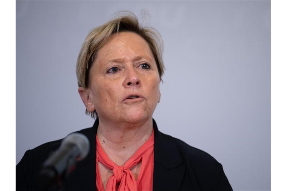 Susanne Eisenmann spricht während einer Konferenz. Foto: Sebastian Gollnow/dpa/Archiv