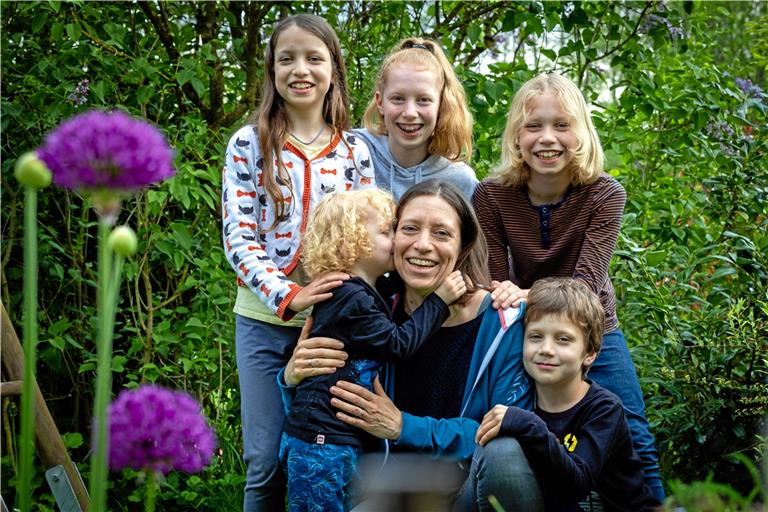 Susanne Godde mit ihren Kindern im heimischen Garten in Kleinaspach. Hinten stehen Magdalena, Laura und Elias (von links), vorne links steht Julian, der Kleinste im Bunde, und vorne rechts ist Noah zu sehen. Foto: Alexander Becher