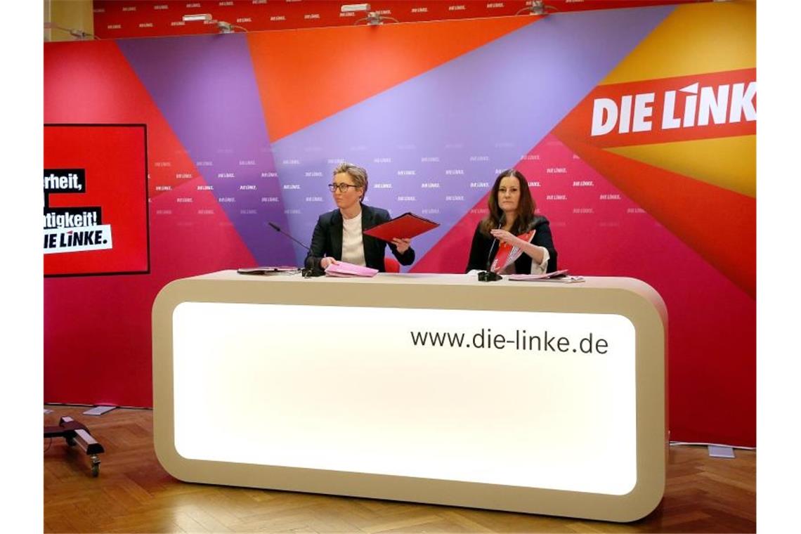 Susanne Hennig-Wellsow (l) und Janine Wissler, beide Vorsitzende der Linken, stellen auf einer Pressekonferenz einen Entwurf des Wahlprogramms der Linken zur Bundestagswahl 2021 vor. Foto: Wolfgang Kumm/dpa
