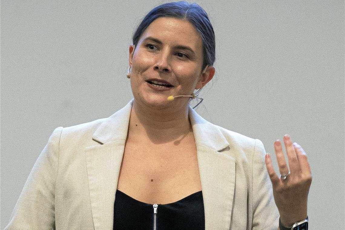 Wie geht es weiter mit dem Feminismus? Susanne Maier vom Deutschen Frauenrat gibt ein Impulsreferat. Foto: Alexander Becher