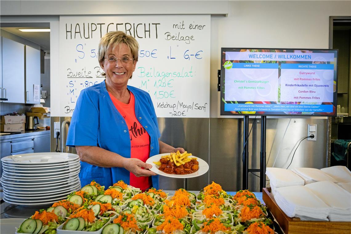 Currywurst: Fast Food oder kulinarischer Hochgenuss? Susanne Marquardt arbeitet seit 15 Jahren in der Kantine von Harro Höfliger, in der bereits seit 17 Jahren Mittagessen für die Mitarbeiter ausgegeben werden. Fotos: Alexander Becher