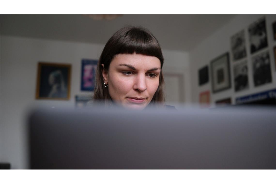 Susanne Siegert, Content Creator, sitzt am Laptop. Die 33-Jährige aus Leipzig informiert auf Tiktok und Instagram über den Holocaust. (Archivbild)