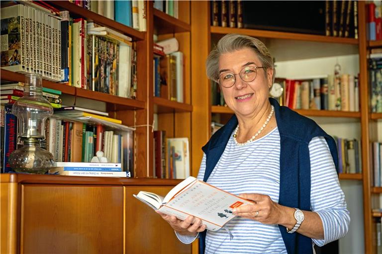 Susanne Stolp-Schmidt, hier vor ihrem Bücherregal, freut sich darauf, in ihrem Ruhestand mehr zu lesen. Foto: Alexander Becher