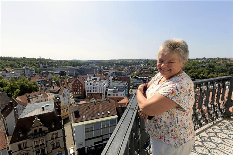 Susanne Thies-Tenschert hat bei ihrem ersten Turmbesuch eine Digitalkamera mitgebracht, damit sie die Aussicht vom Backnanger Stadtturm festhalten kann. Fotos: Alexander Becher
