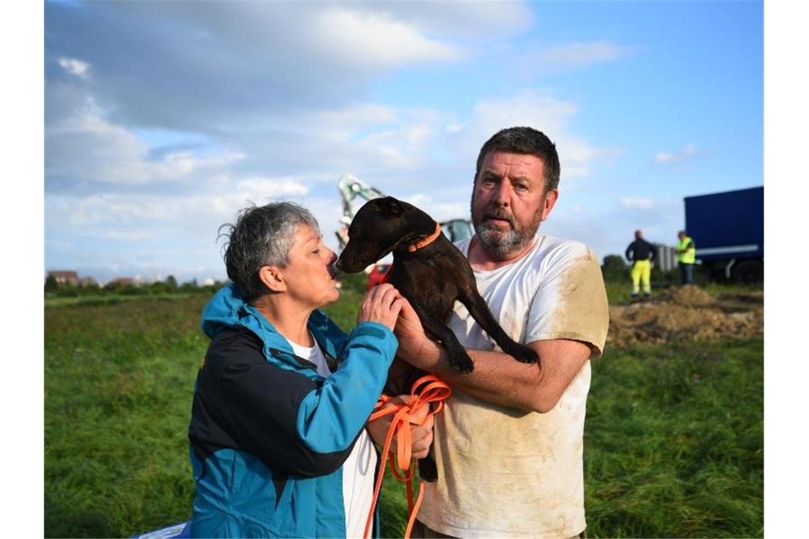 Rettungsaktion für im Erdloch verschwundenen Terrier Susanne und Dave Ashmore mit ihrem Terrier Tarka nach seiner Rettung. Foto: R.Priebe/pr-video/dpa