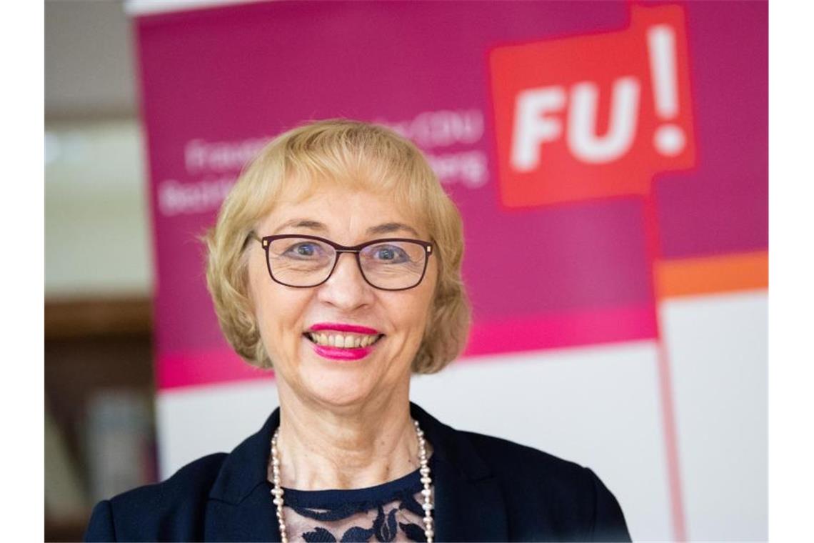 Susanne Wetterich, Vorsitzende der Frauen Union Baden-Württemberg steht vor dem Logo der Frauen Union. Foto: Tom Weller/dpa/Archivbild