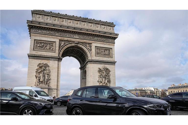 SUVs zahlen in Paris deutlich höhere Parkgebühren. (Archivbild)