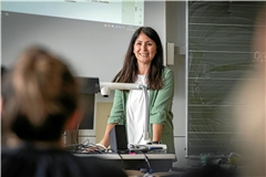 Suzan Klink will am liebsten bis an ihr Berufsende an der Anna-Haag-Schule unterrichten. Foto: Alexander Becher