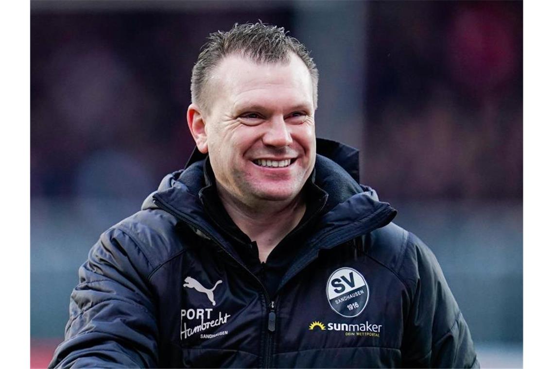 SV Sandhausens Trainer Uwe Koschinat lacht. Foto: Uwe Anspach/dpa