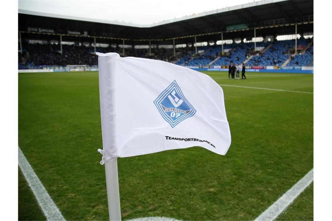 Waldhof Mannheim gibt Stadion-Catering an Bedürftige aus SV Waldhof Mannheim Eckfahne mit Vereinswappen. Foto: Michael Deines/dpa