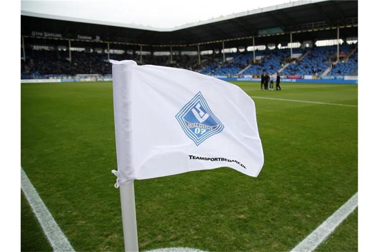 SV Waldhof Mannheim Eckfahne mit Vereinswappen. Foto: Michael Deines/dpa