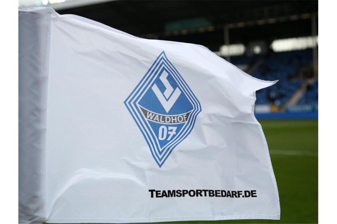 SV Waldhof Mannheim Eckfahne mit Vereinswappen. Foto: Michael Deines/dpa/Archivbild