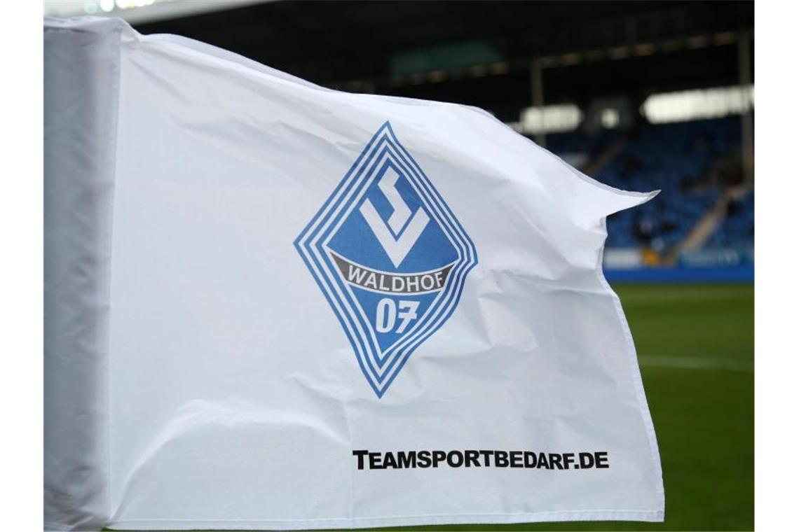 Waldhof Mannheim fordert vom DFB Antrag zum Saisonabbruch SV Waldhof Mannheim Eckfahne mit Vereinswappen. Foto: Michael Deines/dpa/Archivbild