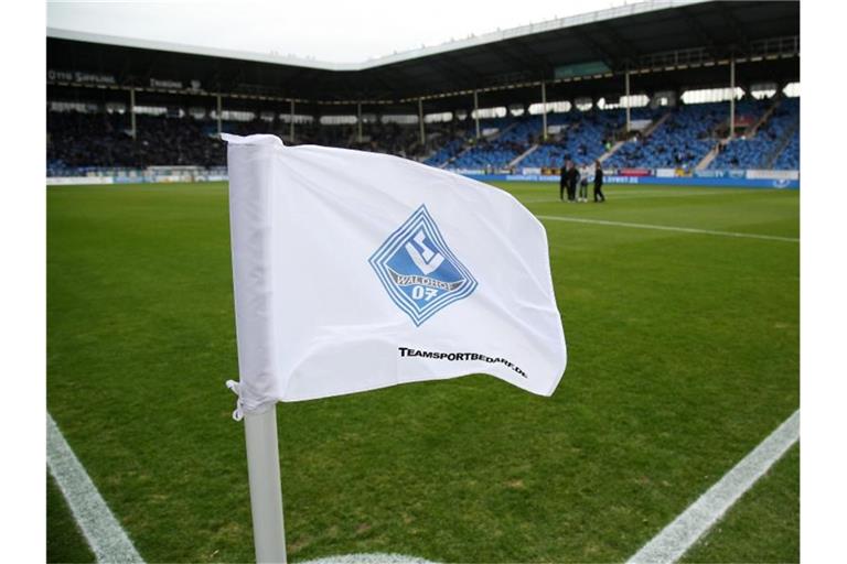 SV Waldhof Mannheim Eckfahne mit Vereinswappen. Foto: Michael Deines/dpa