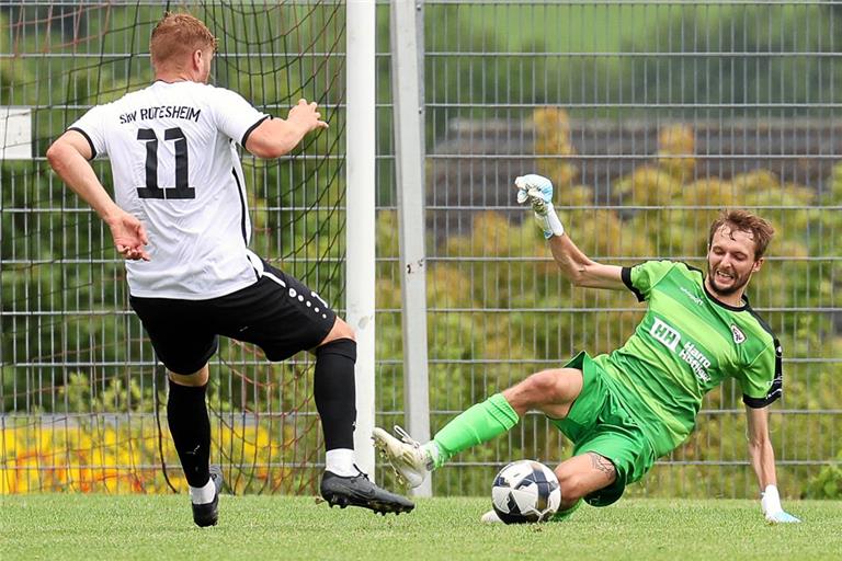SVA-Keeper Andre Kallenberg (rechts) hat in der ersten Runde des WFV-Pokals fünf Mal hinter sich greifen müssen. Foto: Alexander Becher