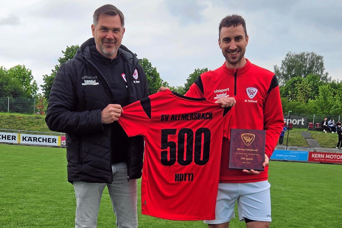 SVA-Spielleiter Ralf Kern (links) ehrt Michael Heißwolf für sein 500. Pflichtspiel im Trikot der ersten Mannschaft. Foto: SV Allmersbach