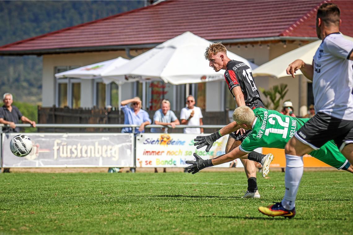 SVA-Torjäger Mario Greiner umkurvt den Torwart, legt sich den Ball etwas zu weit vor und tut dann, was er sonst selten tut: Er versiebt eine hundertprozentige Chance. Foto: Alexander Becher