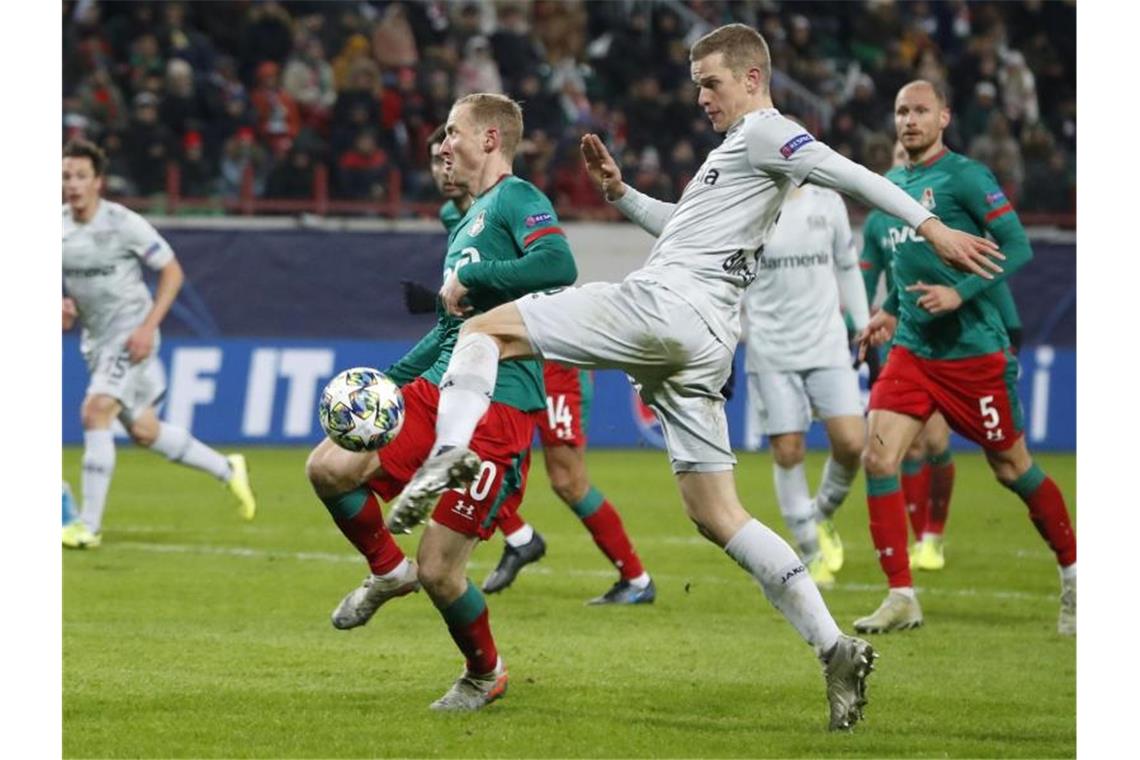 Sven Bender (M) sorgte mit seinem Tor zum 2:0 für die Entscheidung beim Bayer-Sieg in Moskau. Foto: Pavel Golovkin/AP/dpa