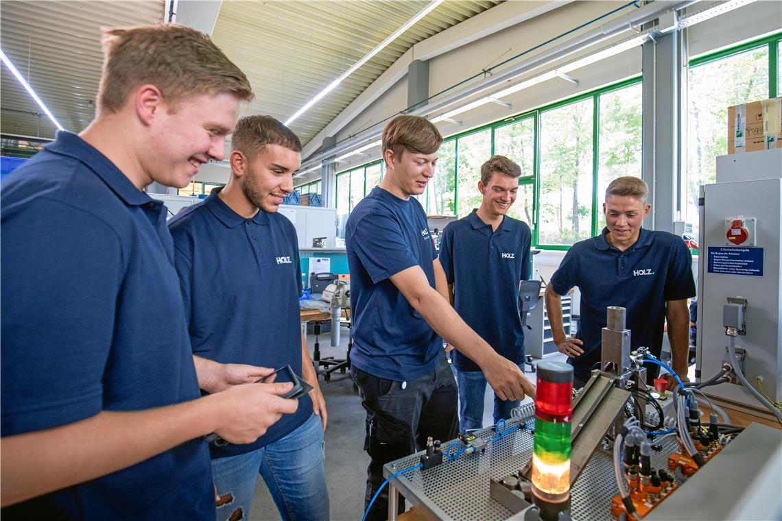 Sven Hansen (Mitte) ist in einem höheren Lehrjahr bei Holz Automation und erklärt eine Prüfungsarbeit den neuen Auszubildenden: Leon Deininger, Cedric Schuller, Leonard Franzen und Youcef Seridi. Foto: A. Becher