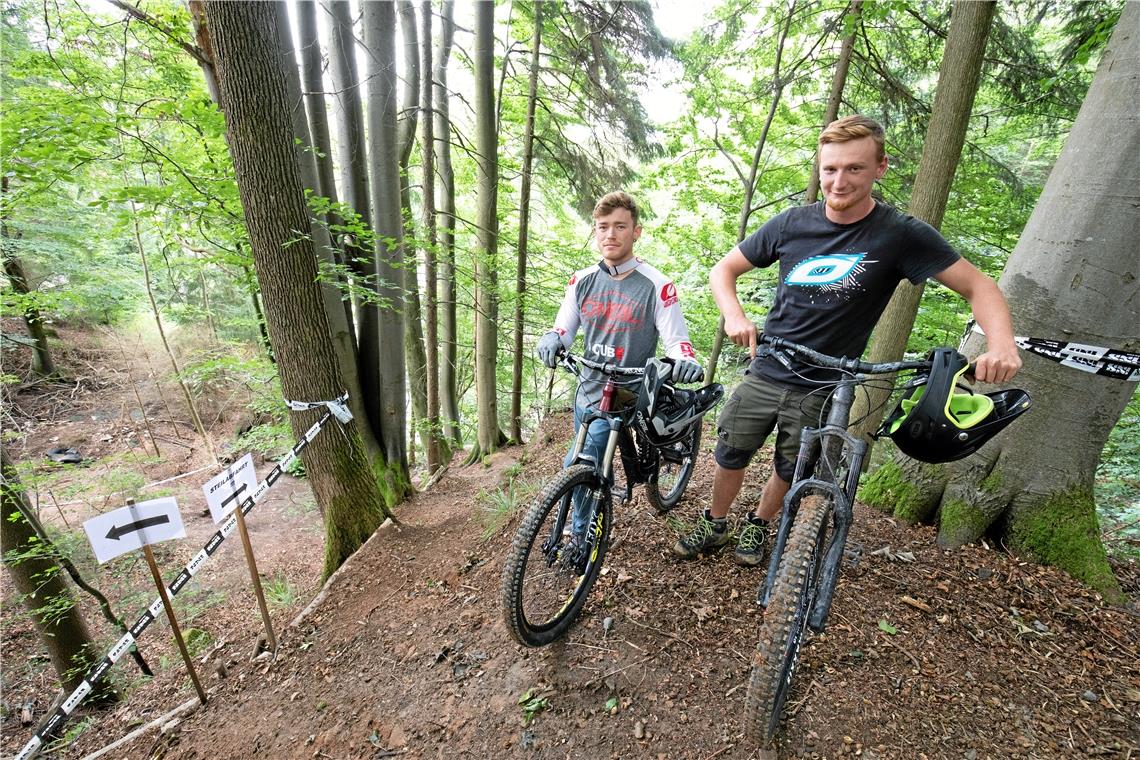 Auf dem Sprung Sven Herrmann (links) und Marlon Wolf bauen seit März an den Strecken im Bikepark.