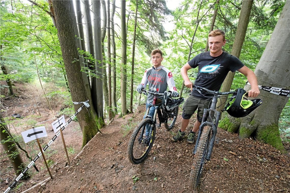 Sven Herrmann (links) und Marlon Wolf bauen seit März an den Strecken im Bikepark.