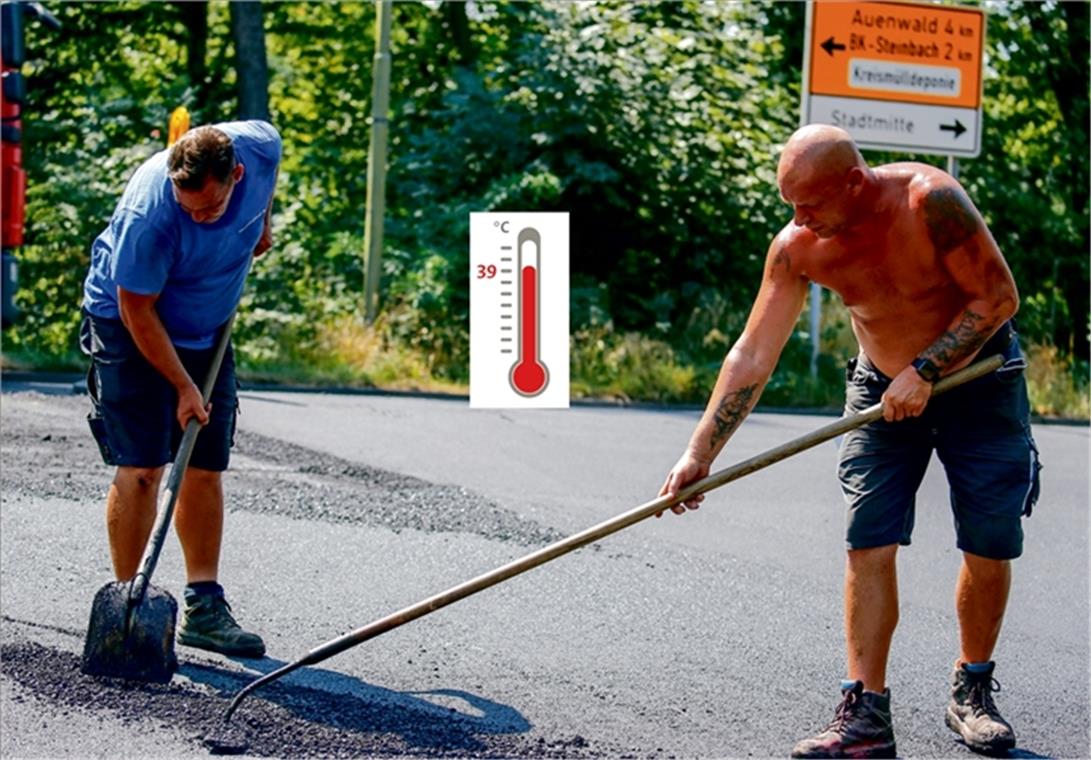 Bei 50 Grad in der Pizzeria Sven Lux (links) und Heiko Szarvas haben es dieser Tage noch schwerer als sonst: Hitze von oben, Hitze von unten und der Geruch von frischem Asphalt in der Nase. Die beiden Bauarbeiter sanieren mit ihrem Team die Plattenwaldallee – und kommen dabei sehr ins Schwitzen. Fotos: A. Becher