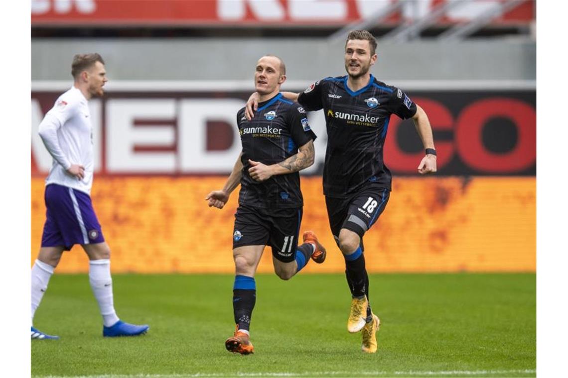 HSV bleibt Spitzenreiter - Bochum rückt auf Sven Michel (M) erzielte beim Paderborner Heimsieg gegen Aue die Führung. Foto: David Inderlied/dpa