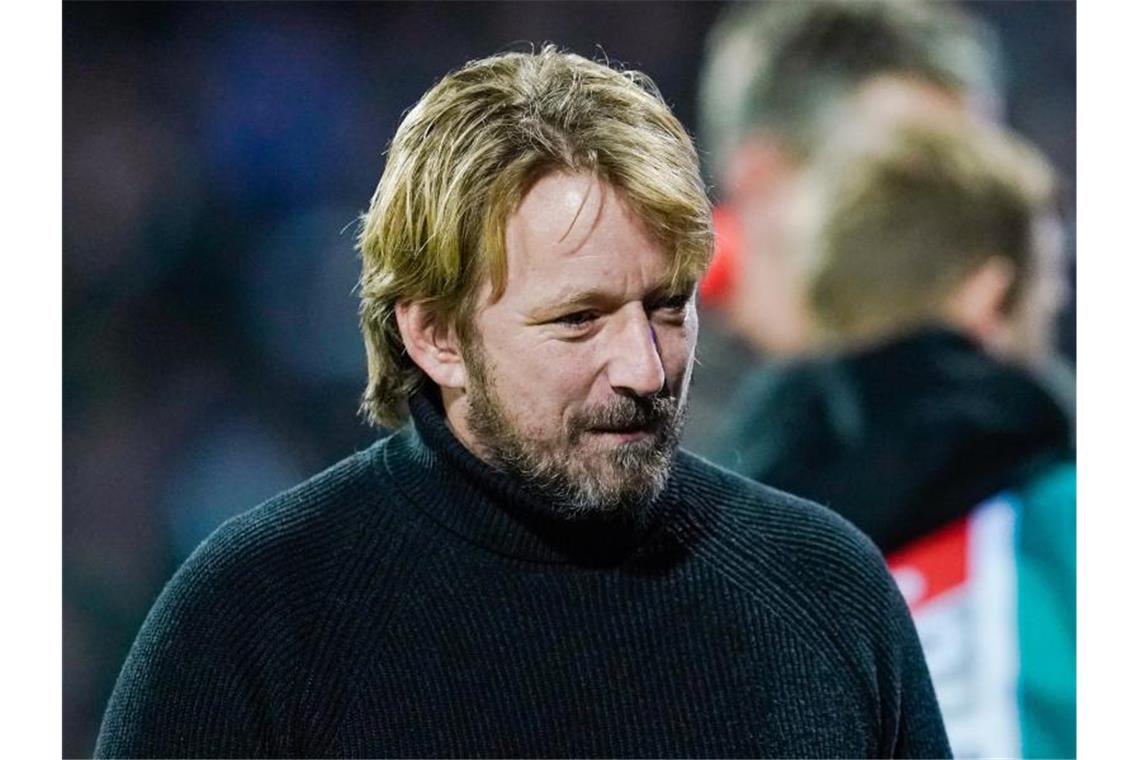 Mislintat lässt Zukunft von Trainer Walter offen Sven Mislintat, Sportdirektor beim VfB Stuttgart, steht im Stadion. Foto: Uwe Anspach/dpa