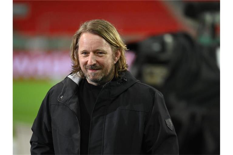 Sven Mislintat, Sportdirektor von Stuttgart, kommt vor dem Spiel ins Stadion. Foto: Marijan Murat/dpa