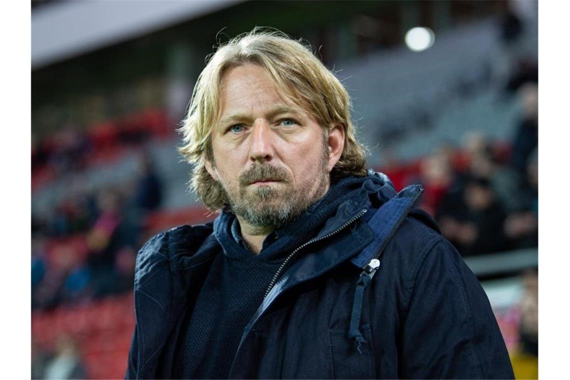 Sven Mislintat, Stuttgarts Sportdirektor, steht vor dem Spiel am Spielfeldrand. Foto: Guido Kirchner/dpa/Archivbild