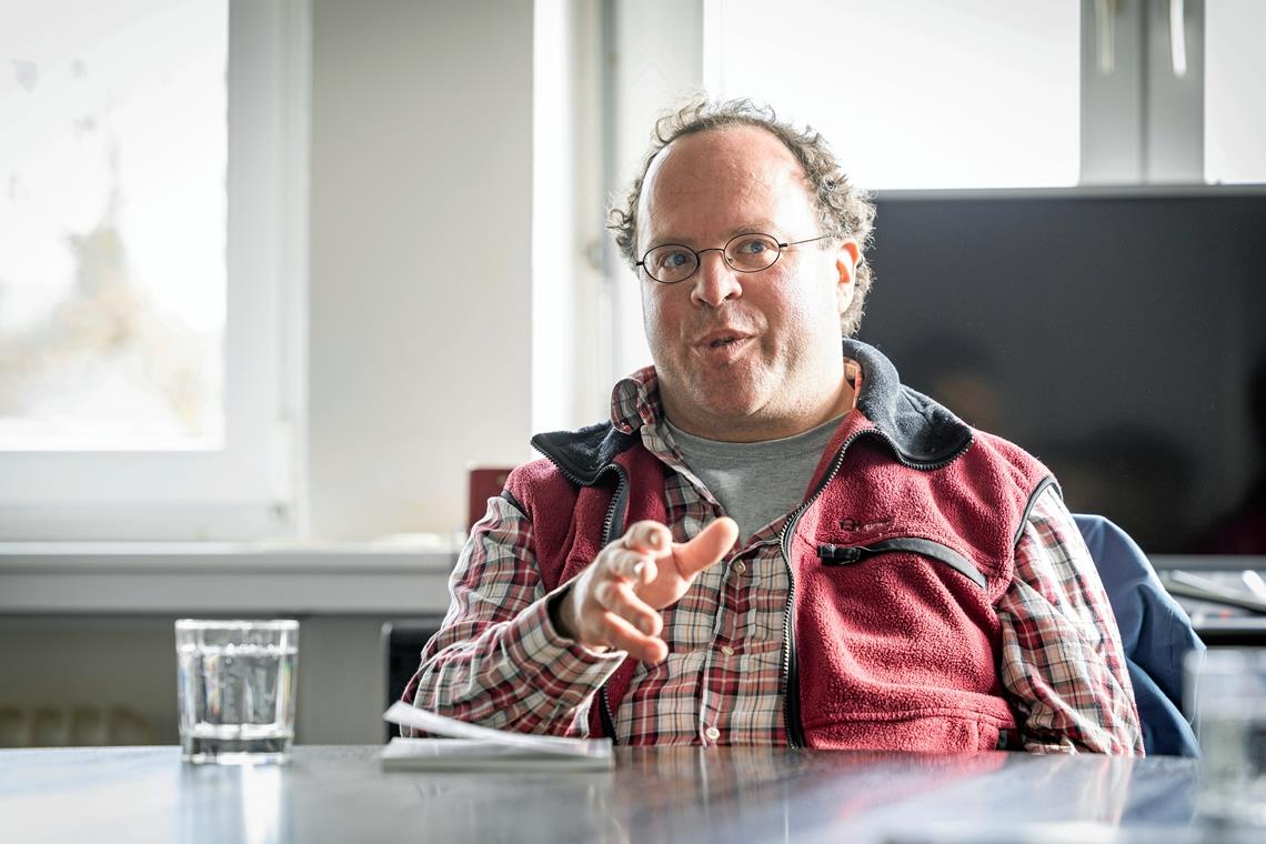 Backnanger Murr-Regatta: Bootsbautipps vom Experten Sven Richter spricht in der BKZ-Redaktion über Vor- und Nachteile bestimmter Materialien beim Bootsbau. Foto: Alexander Becher
