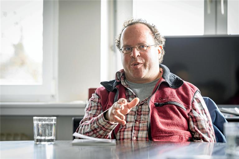 Sven Richter spricht in der BKZ-Redaktion über Vor- und Nachteile bestimmter Materialien beim Bootsbau. Foto: Alexander Becher