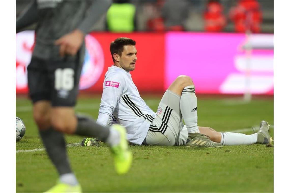 Bayerns Personal-Engpass wird gegen Nürnberg bloßgelegt Sven Ulreich sitzt nach dem Nürnberger Treffer zum 3:1 enttäuscht auf dem Rasen. Foto: Daniel Karmann/dpa